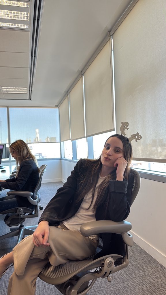 _micagg's tweet image. Con amiga terminando la semana en la oficina de los amigos de Caputo. Acá, además de dibujar el riesgo país, nos ponemos vinchas para Halloween.