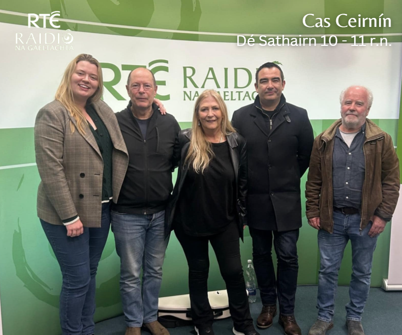 👋 Tá muid ar ais.

⏰ Beidh muid libh beo ón 10.00 ar maidin.

📻 Beidh <a href="/RTERnaG/">Raidió na Gaeltachta</a> ag caitheamh an chuid eile don lá ag <a href="/OirnaGaeilge/">An tOireachtas</a> i mBéal Feirste.

💌 Má tá iarratas agat beidh fáilte roimhe.

 🎁 Tá duais iontach fiúntach le baint, buíochas le <a href="/altanmusic/">Altan</a>. 

🥰 Bígí linn.