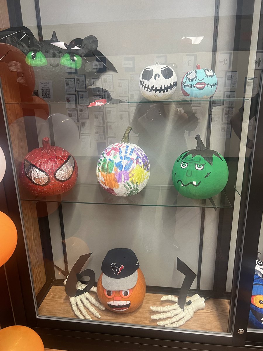 Crysrommuel's tweet photo. So much fun between staff @TISDLES1 ! The annual team Pumpkin decorating contest and ‘Treats’ contest never disappoints! @TomballISD #DestinationFun https://t.co/nyoXwCqVqQ