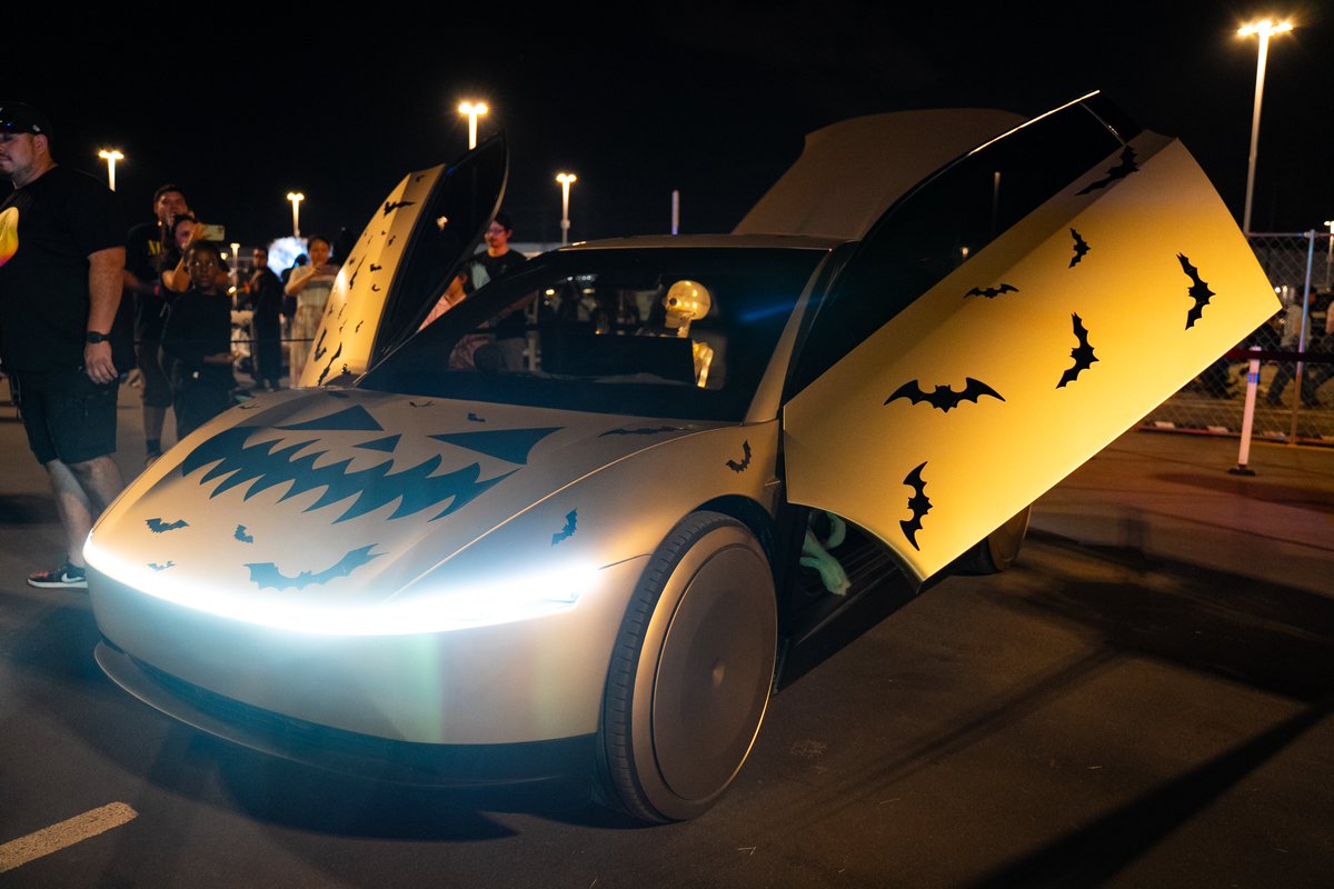 Tesla's tweet image. Frunk or treat! 🎃