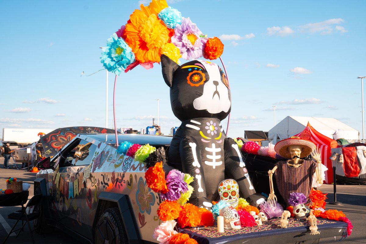 Tesla's tweet image. Frunk or treat! 🎃