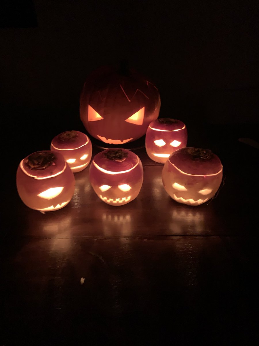 #OícheShamhna shona daoibh go léir! 
Iaccitos dagos te, bleidoni nouia! 
#Samhain #TrinoxtionSamonii #Samhain2025 #Tornapaí #Seanchas
🍖🌰🍎🔥🎃🎉👻👹🍷🍻💀💫