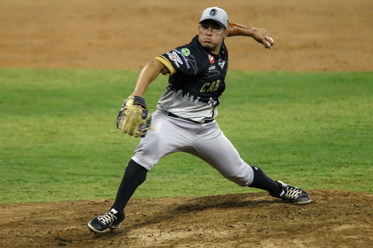 MGonzalez1994's tweet image. No tiene tatuajes.

No tiene peinados exóticos.

No tiene autos llamativos.

No es polémico.

Simplemente es horrible lanzando.