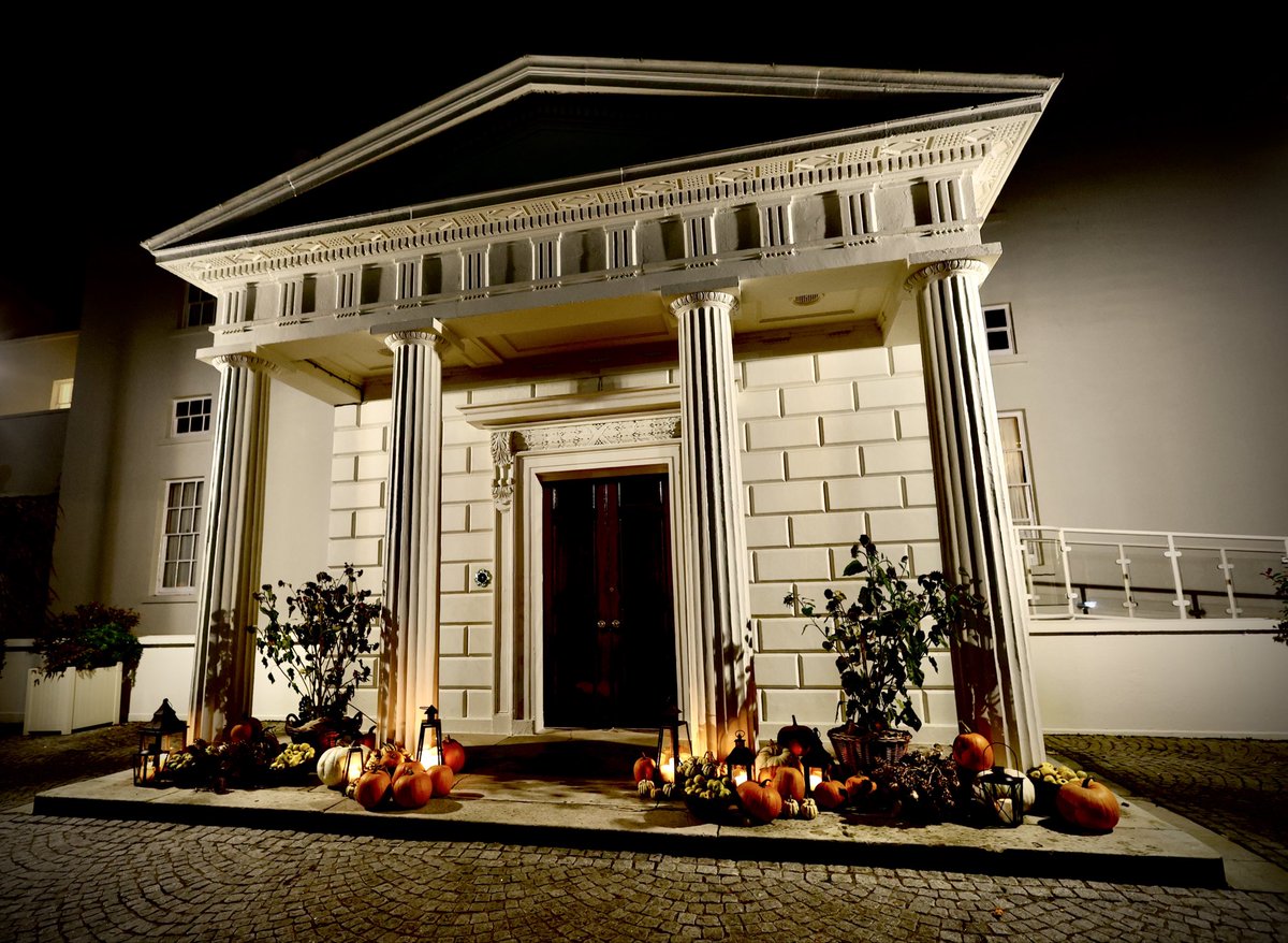 PresidentIRL's tweet image. Bain sult as Oíche Shamhna!