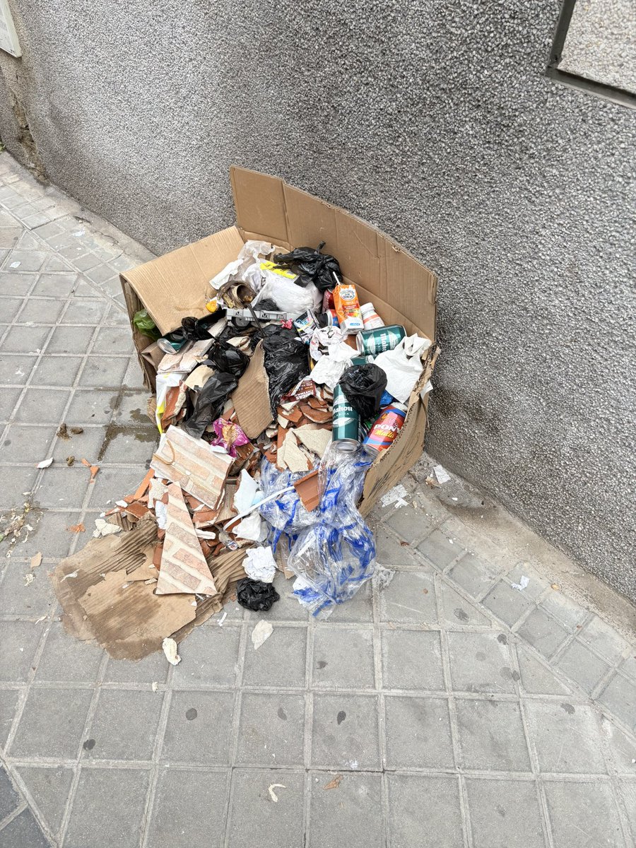 Hola <a href="/MADRID/">Ayuntamiento Madrid</a> <a href="/Lineamadrid/">Línea Madrid</a> <a href="/AscoMadrid/">Madrid Da Asco</a> @asambleavk. Esta caja lleva un par de semanas en garcia llamas 11, a ver si podéis retirarla