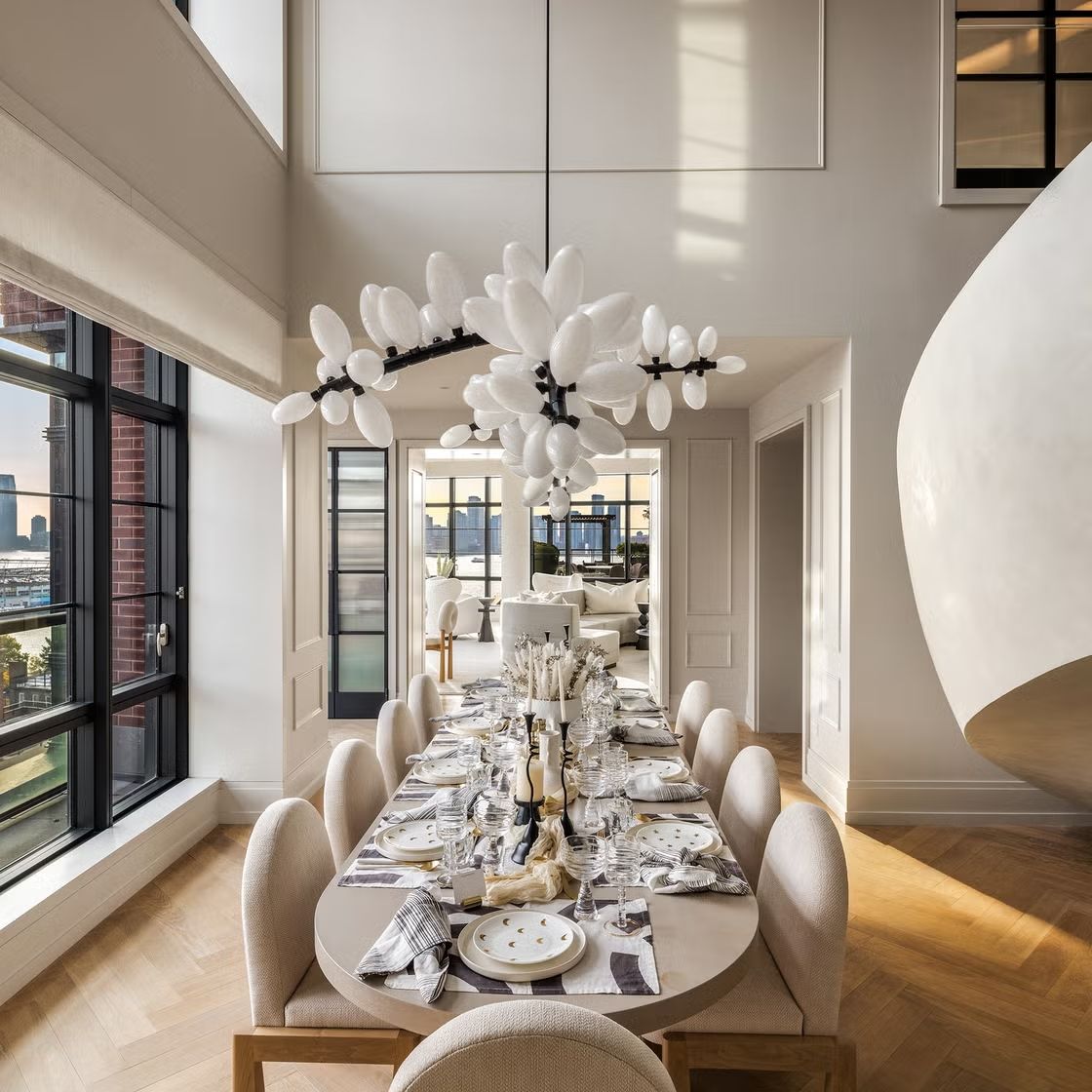 keepitupus's tweet image. Step inside Manhattan’s most extraordinary residence below 14th Street. With 5,840 sq. ft., five bedrooms, luxurious marble kitchens, and a dramatic spiral staircase, this waterfront 
penthouse defines upscale city living

Discover more here
elledecor.com/life-culture/a…
#HighEndDesign