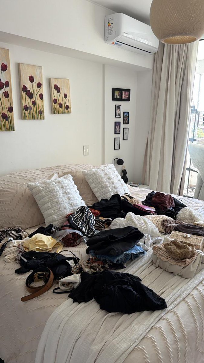 Llego a buscar a mi hija para llevarla a Ezeiza y me estaba esperando para que le haga la valija
Casi 29 añitos tiene la bendi