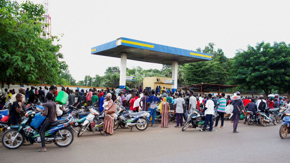 leadersmena's tweet image. #Embassies in #Mali urged citizens to depart the country #immediately while #UnitedStates and #UnitedKingdom withdrew non-essential staff, as #fuel blockade by #jihadists upturns daily life and stokes fears of growing #insecurity.