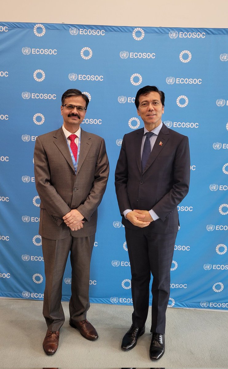 UNSRdevelopment's tweet image. It was a pleasure meeting @UNECOSOC H.E. Lok Bahadur Thapa today in New York

We discussed ways to collaborate to promote sustainable development amidst multiple challenges and the role of right to development in this regard 
@LokThapa2071