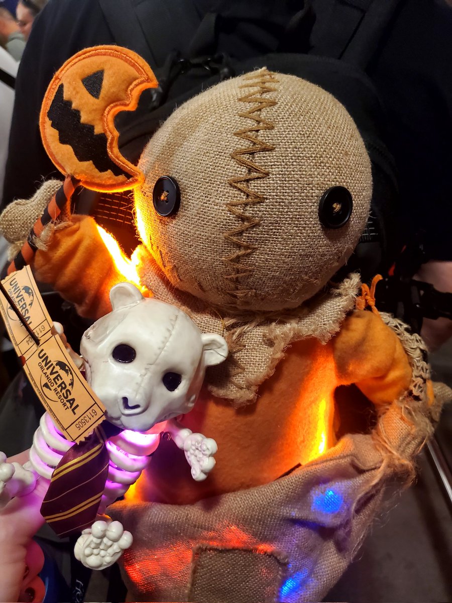#HHNDeepThoughts 🦇🎃👻🧡💜
Lil HHN Bear and Sam wish everyone a Happy Halloween and remind you to Follow the Rules!! 
🧡🎃🦇💕 #HHN34 #HHN2025 #LilHHNBear #HappyHalloween 
#TrickrTreat #Sam #Halloween