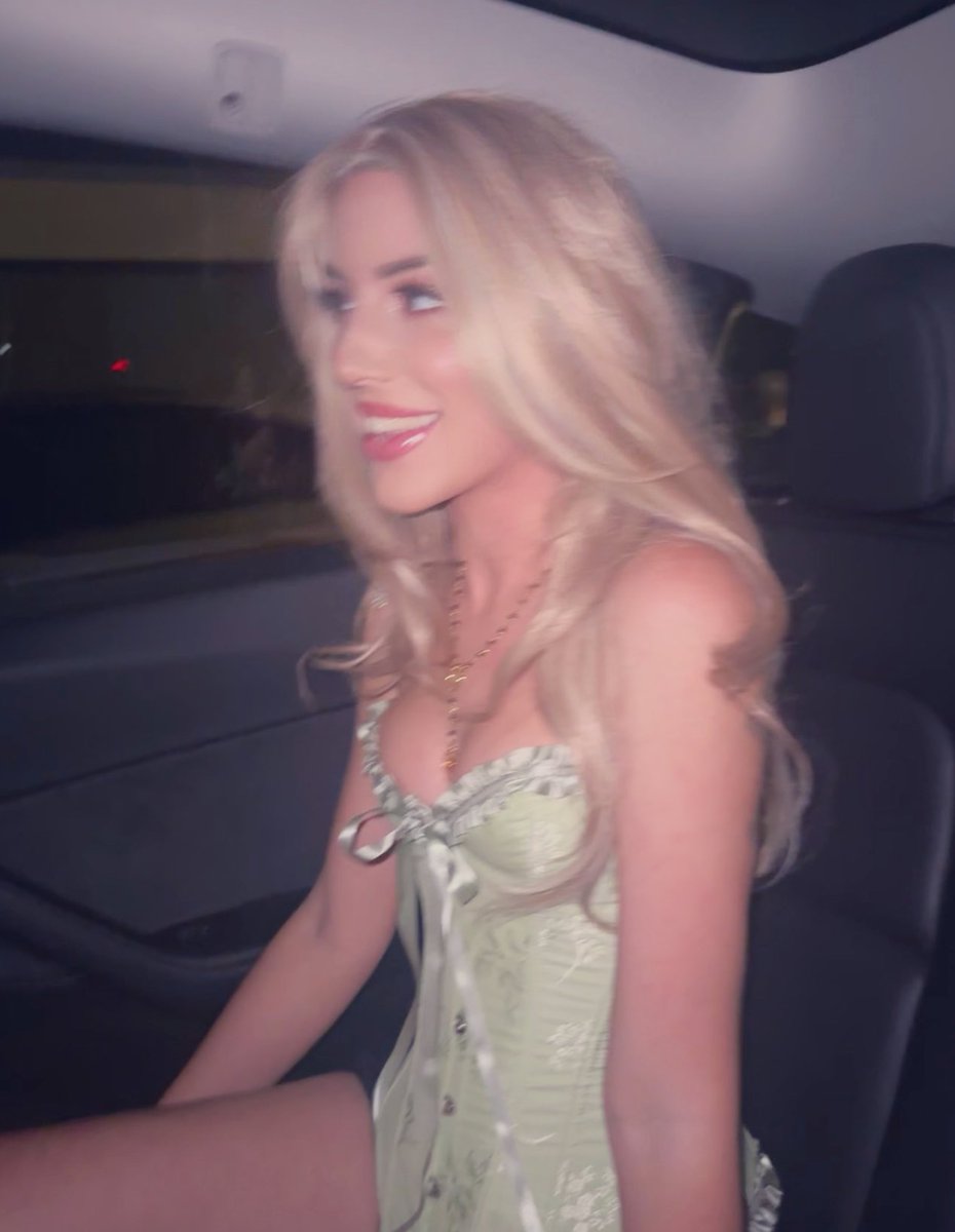 ModelChloeMonet's tweet image. Happy Halloween from your favorite fairy 🧚