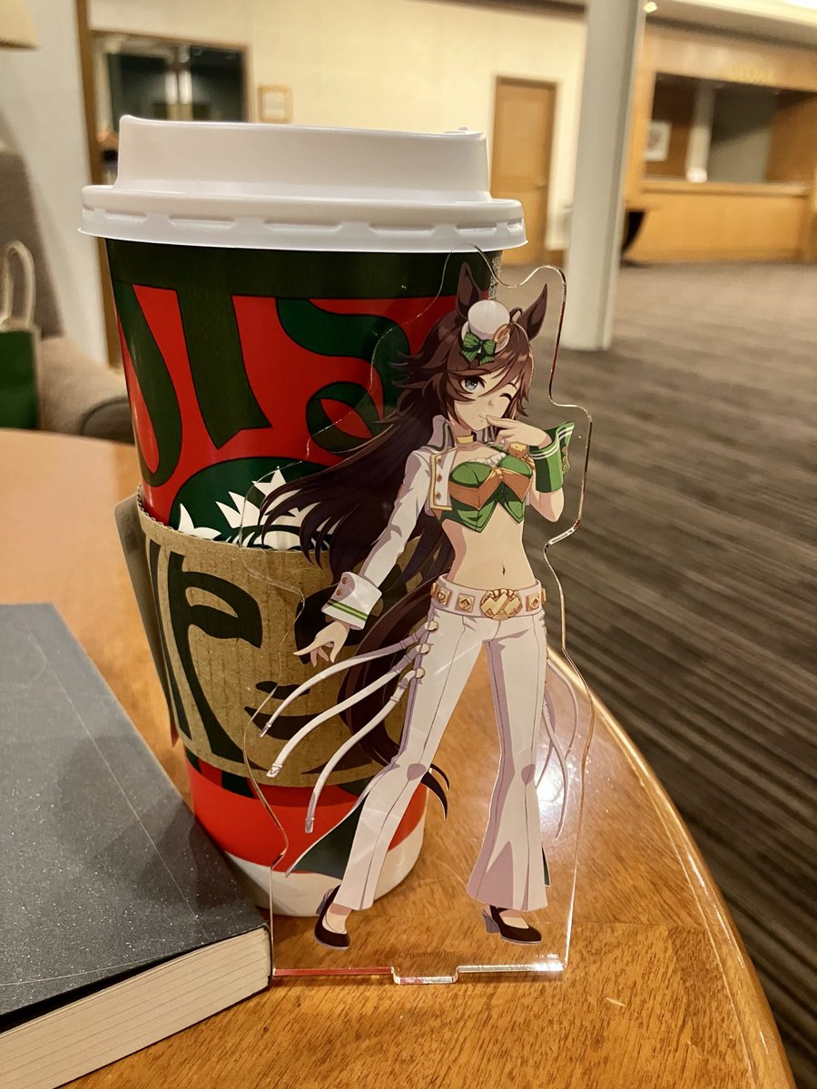 早く到着したのでロビーで読書です📖
今日からスタバはクリスマス🎄カラーですね
あっという間に今年ももう11月ですね