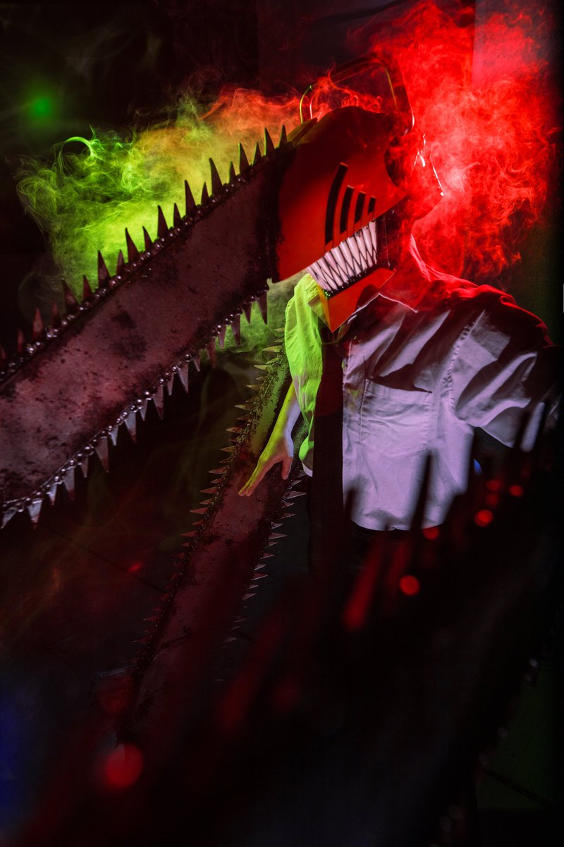 Happy Halloween! 🎃 
Chainsawmannnnnnn raaaaaa~

This CRAZY AMAZING EPIC photo is by <a href="/kerowiz/">Kal C 🌱</a> 💕 &amp; <a href="/stumpyroot/">stumpy</a> was the assist 💕
Chainsawman cosplay helmet and arm blades made by the talented <a href="/AkemikunCosplay/">Akemikun</a> 💕

#chainsawman #csm #denji #chainsawmancosplay