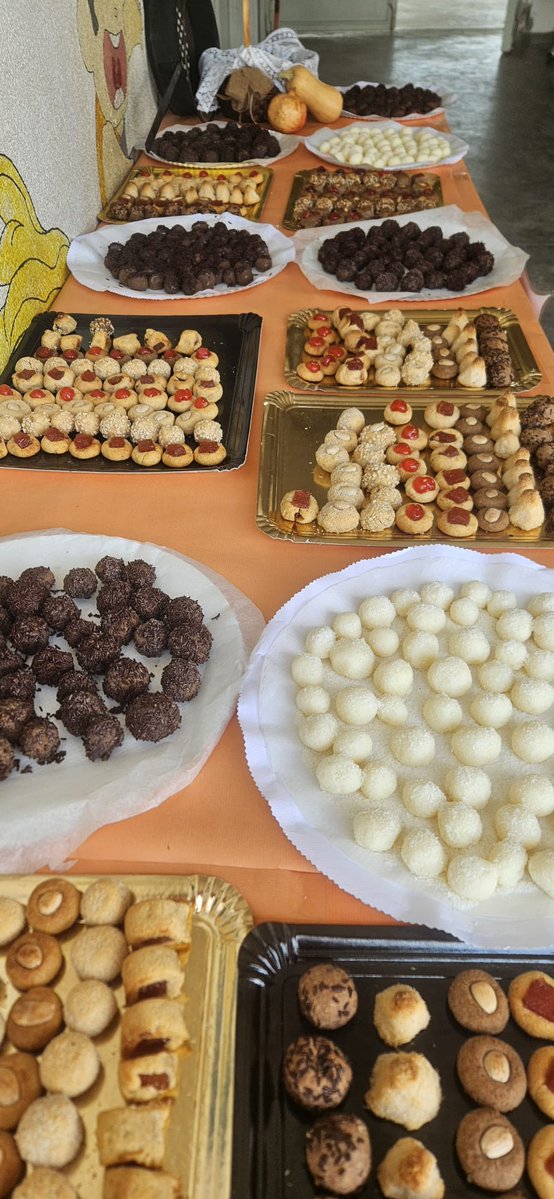 Hem celebrat la castanyada a l'escola. Matí d'elaboració de panellets i tarda de ballada de danses populars de tardor. Com cada any hem tingut la visita de la Maria Castanyera que ens ha explicat un conte i els padrins i padrines que ens han vuit les castanyes. Gràcies a tots!