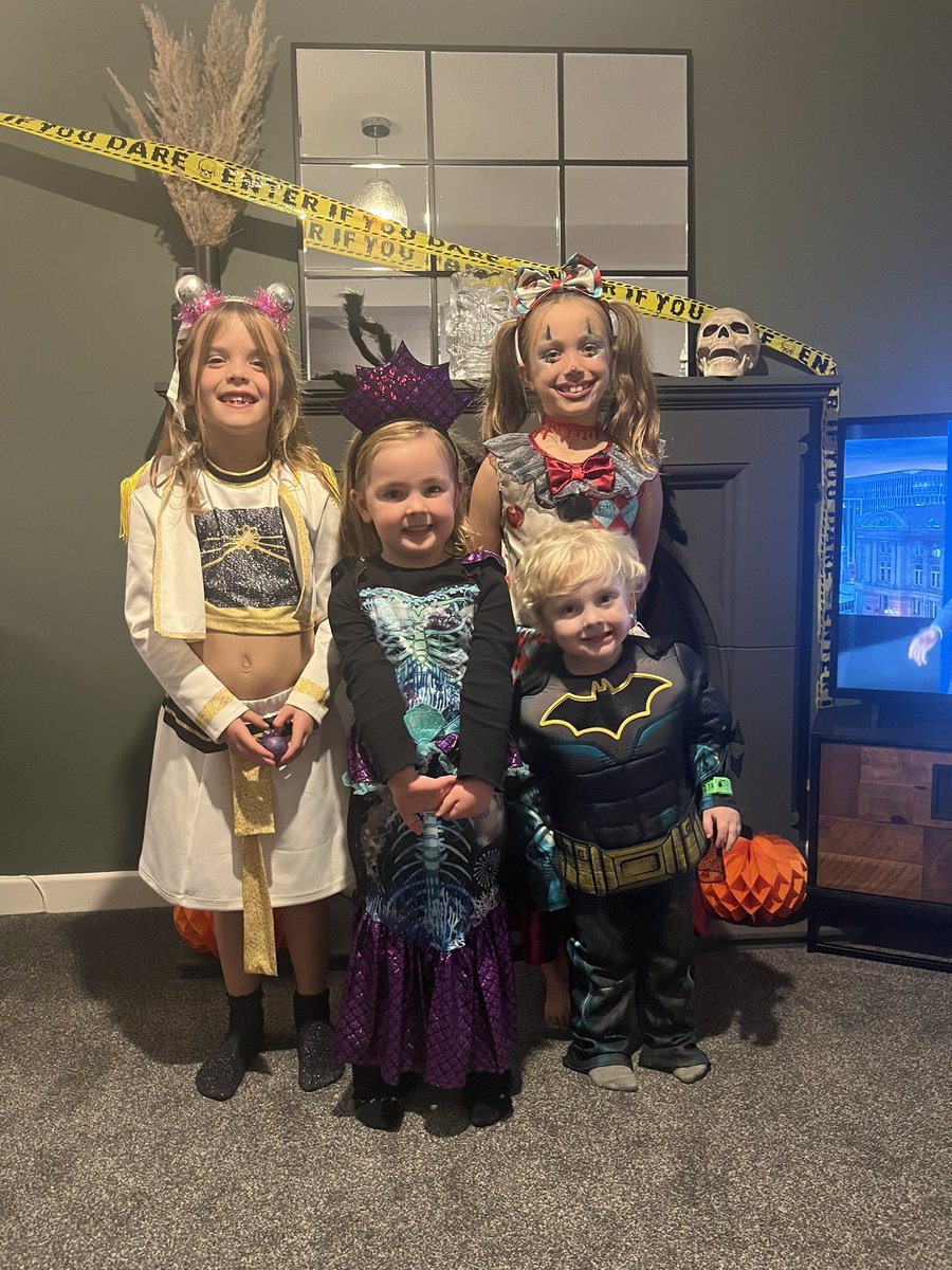 SpicerKerrie's tweet photo. Happy Halloween 🎃 👻 🧙 https://t.co/DMXDq4sv5q
