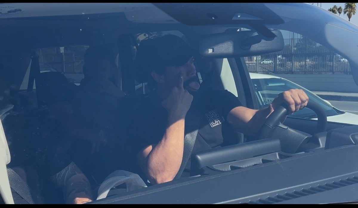 Unmasked gestapo pigs currently running around Los Angeles kidnapping people off the streets: