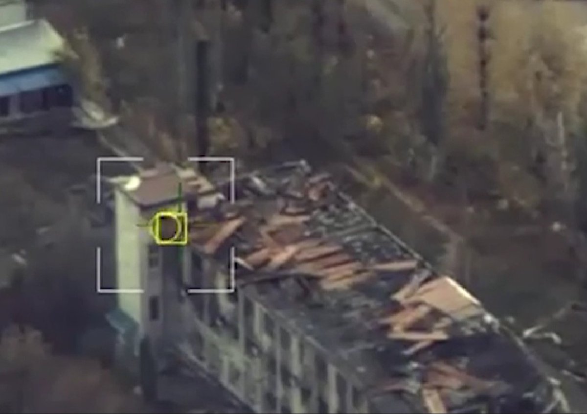 Sytuacja w rejonie Pokrowska, część VII.

Pojawił się film z desantem śmigłowcowym ukr SOF-u w rejonie Strefy Przemysłowej Pokrowska. Można go obejrzeć tutaj:  x.com/olliecarroll/s…
Co wiemy a czego nie wiemy?
Dokładna data wydarzenia - nieznana, prawdopodobnie dzisiaj.
Oddział