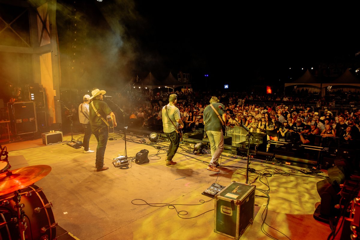 Peacemakerfest's tweet image. William Clark Green had the whole crowd singing along 🎪🎠