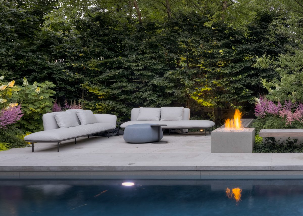 paloform's tweet image. A serene palette of poolside warmth.  

Paloform’s Bento #firepit adds a vibrant counterpoint to the cool blue of the water, creating an elegant and inviting setting for evening gatherings. 

#Paloform