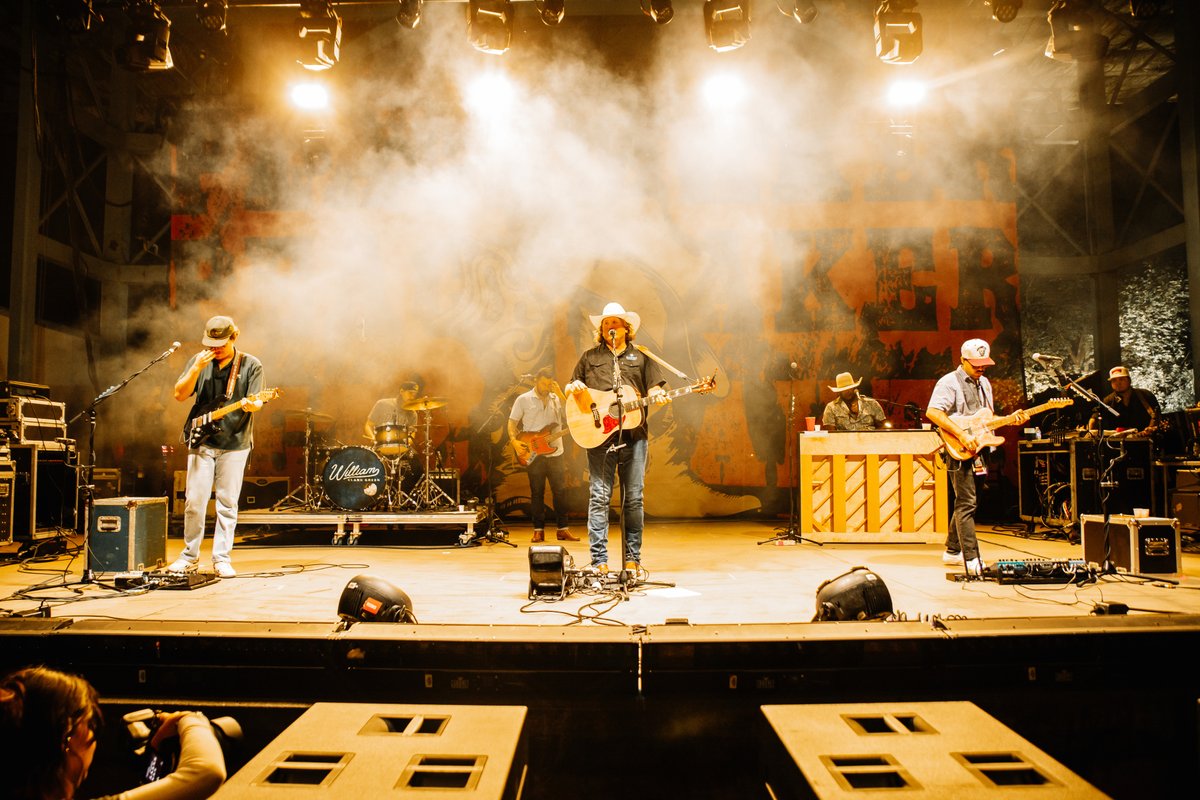 Peacemakerfest's tweet image. William Clark Green had the whole crowd singing along 🎪🎠