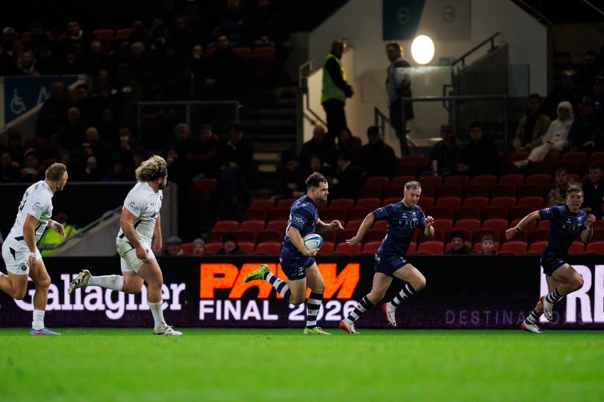 BristolBears's tweet photo. Second half underway.

⬅️ Sam Grahamslaw &amp; Sam Wolstenholme
➡️ Louie Trevett &amp; Ellis Bevan

🐻 5-21 🛀 (41 mins)

#BRIvBAT | #BristolBears https://t.co/1g6DLdquQP