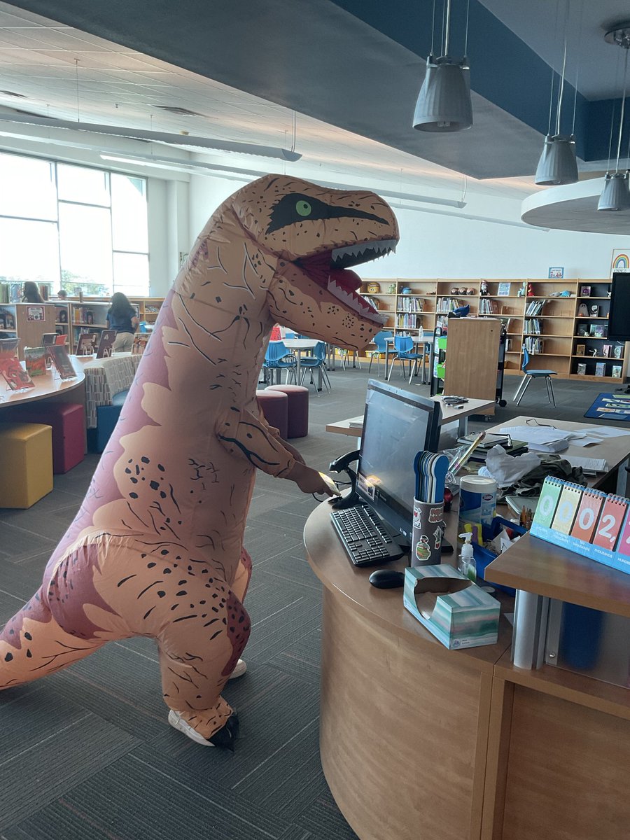 BushES_Library's tweet image. Halloween in the library isn’t complete until the Book Fairy visits! We had a great day of reading, checking out books, and even working with drones for our coding club. @DISD_Libraries @ProjectReadDISD