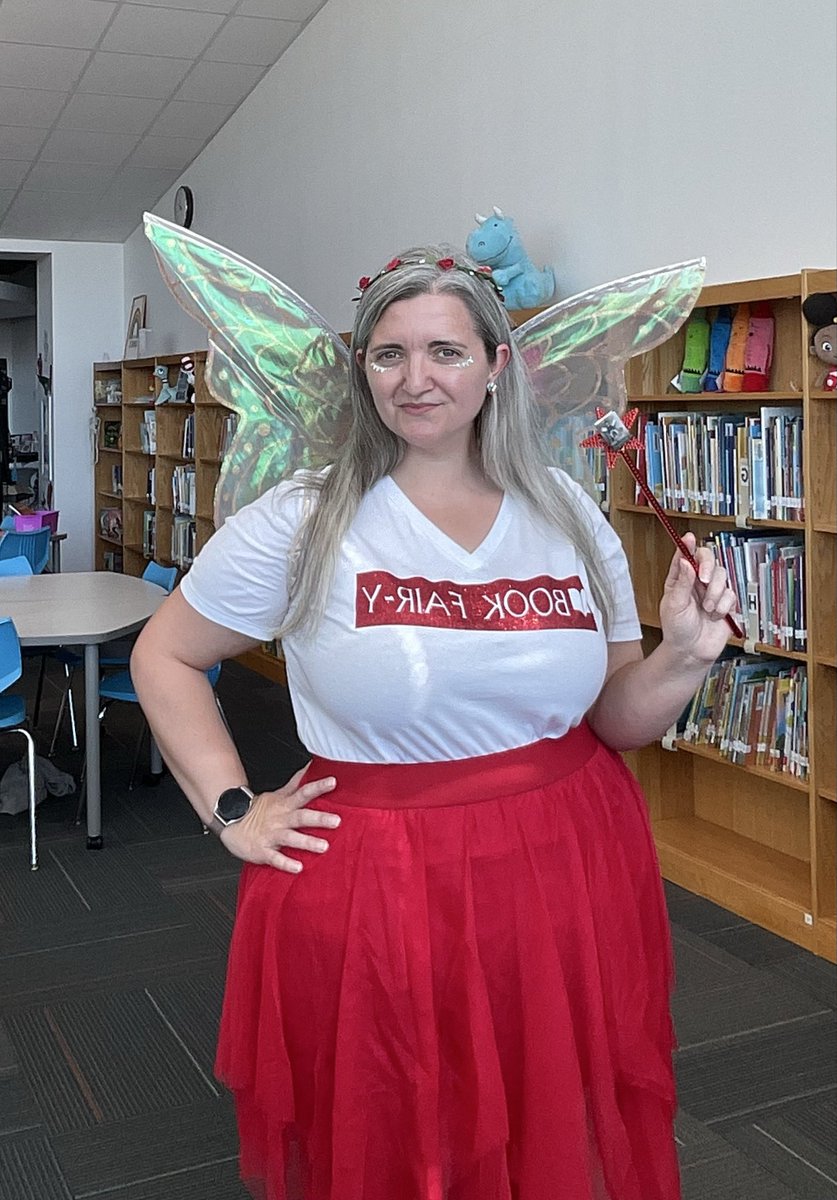 BushES_Library's tweet image. Halloween in the library isn’t complete until the Book Fairy visits! We had a great day of reading, checking out books, and even working with drones for our coding club. @DISD_Libraries @ProjectReadDISD