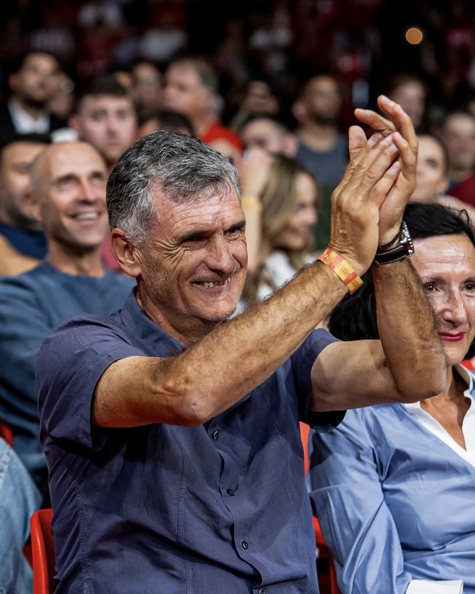 Love for the game!

<a href="/olympiacosfc/">Olympiacos FC</a> 🤝 <a href="/Olympiacos_BC/">Olympiacos B.C.</a>