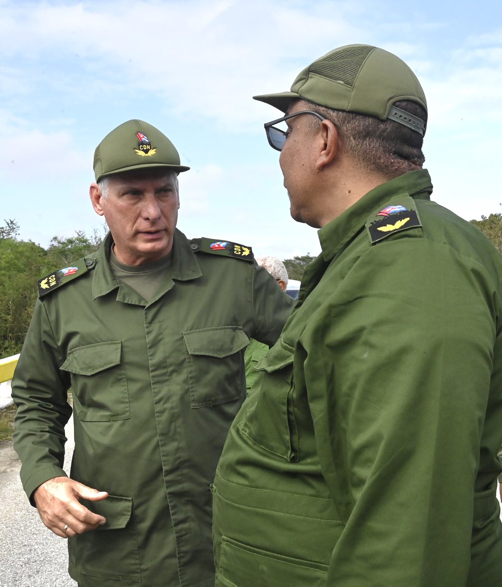 🇨🇺| A Guantánamo, que también sufrió los embates del huracán #Melissa, aunque no con la intensidad de las provincias colindantes, también llegó hoy el Presidente del Consejo de Defensa Nacional, <a href="/DiazCanelB/">Miguel Díaz-Canel Bermúdez</a>.

🧵
