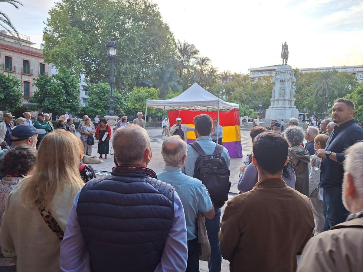 Hemos participado en el homenaje a las víctimas del franquismo en la Plaza Nueva, junto a los colectivos memorialistas de Sevilla.

Frente a las políticas de olvido, seguimos defendiendo memoria, verdad, justicia y reparación. ❤️💛💜