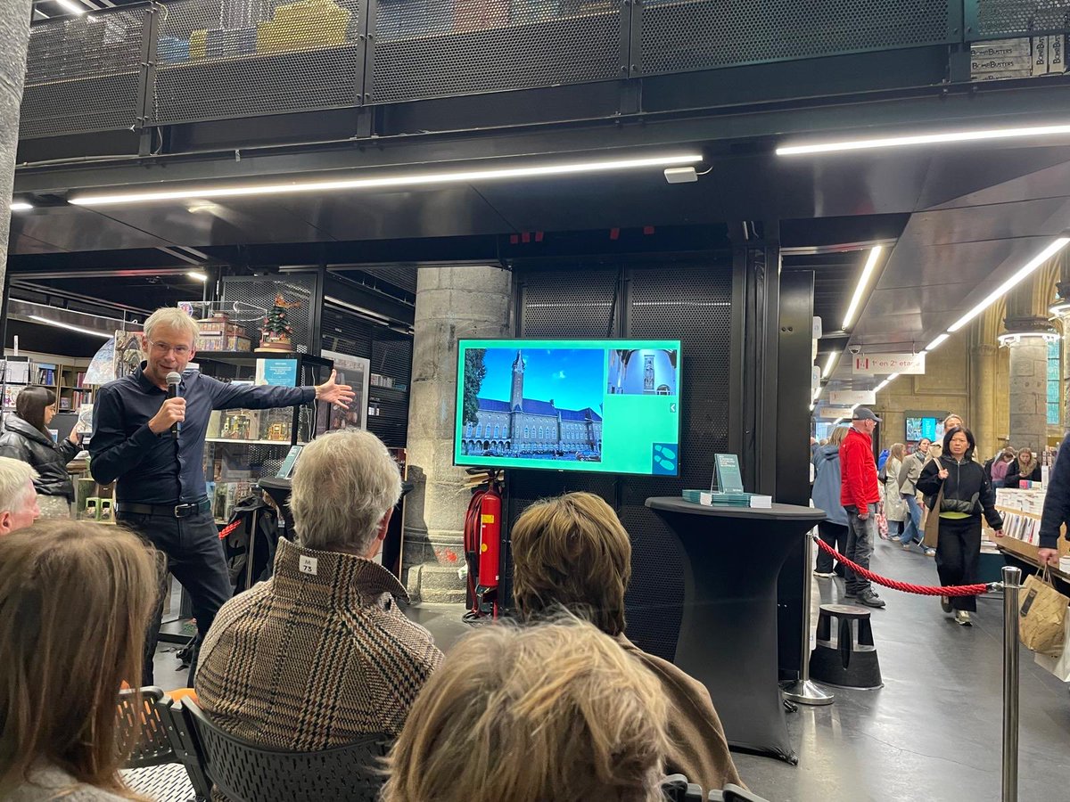 Vandaag presenteerde ik mijn Juridische Wandeling door @Maastricht bij de mooie boekhandel <a href="/BkhDominicanen/">BkhDominicanen</a>. De boekhandel zelf komt voor in de wandeling als locatie van <a href="/Aquinas_Quotes/">St. Thomas Aquinas</a> en P.J. Troelstra. Op de foto zijn we geheel toevallig 😛 aanbeland bij <a href="/lawinmaastricht/">Law in Maastricht</a>