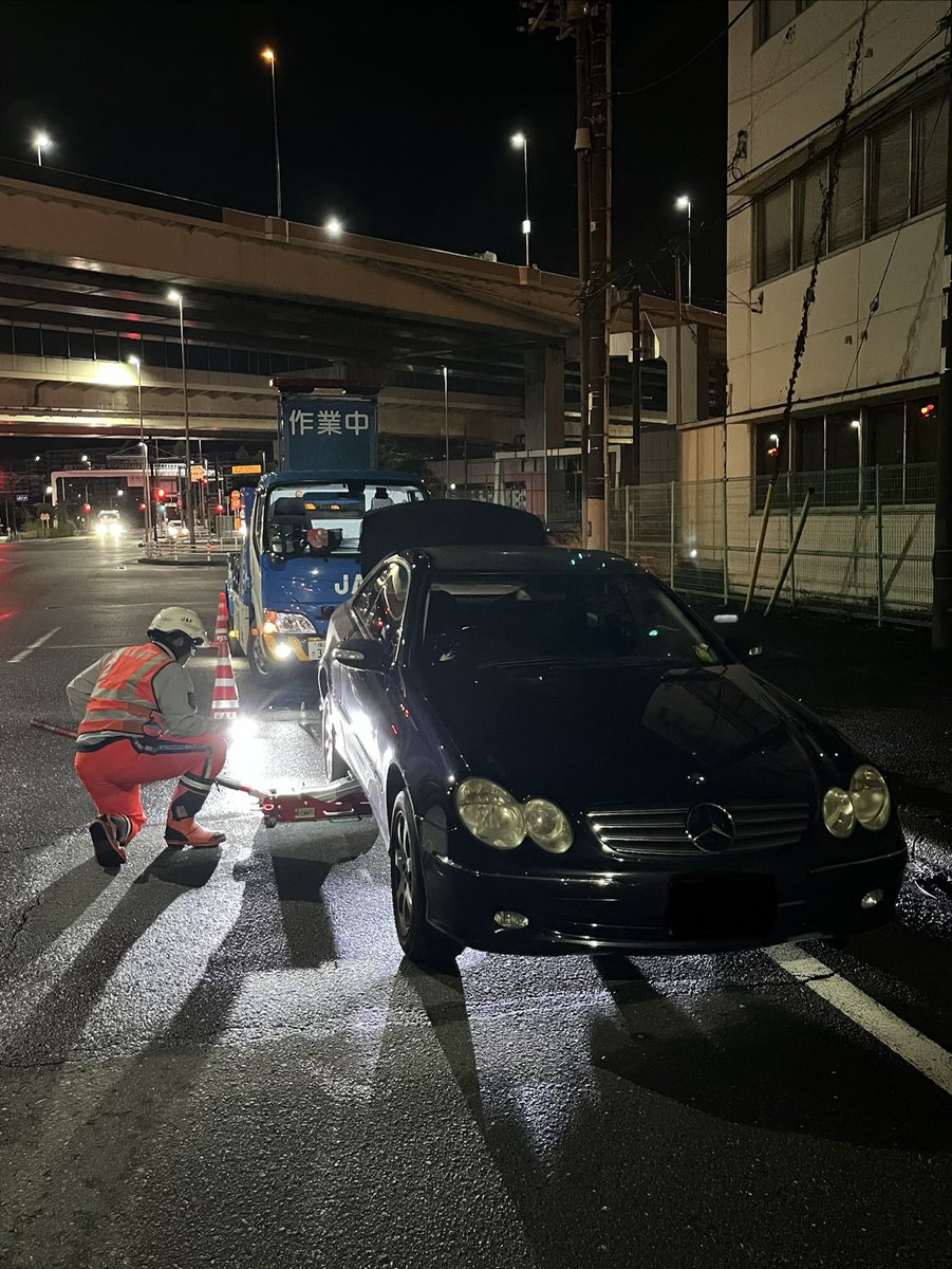Josh816421969's tweet photo. 深夜の横浜ベイブリッジ(下の357)走ったらタイヤがパンク、発JAF案件に😭
ぶっとい金属片を頂いてしまいました。トラック道路はこれが怖い。
この際タイヤ4本交換するかな。

朝4時にイケメンJAFさんありがとう😆
入ってて良かった… https://t.co/UohhThOWlY
