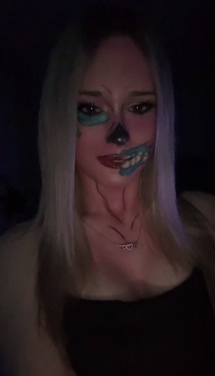 daisfv's tweet photo. Who wants to be my skull trooper ? #Fortnite https://t.co/51t10LllQq