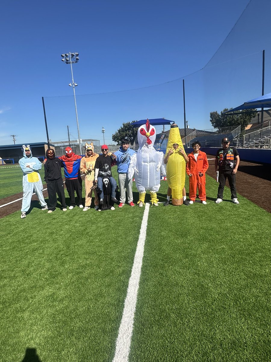 🎃 Thank you to our Booster Club for hosting a great Trunk or Treat event!
Big shoutout to everyone who participated in our annual Halloween Game — always a fun tradition! 👻⚾️