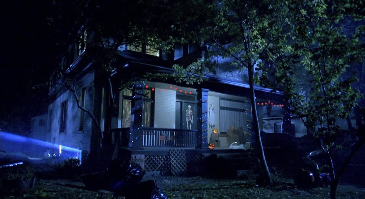 SourceHalloween's tweet photo. Halloween Night in Haddonfield, Illinois 🎃 https://t.co/uTQyIL90RH
