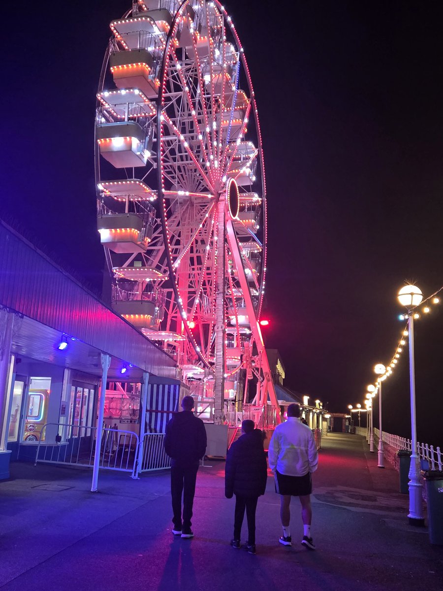 zoemufc's tweet image. Lovely evening in Llandudno tonight 🎡@SteHolywell @Rhysbach09 @Olliebach12