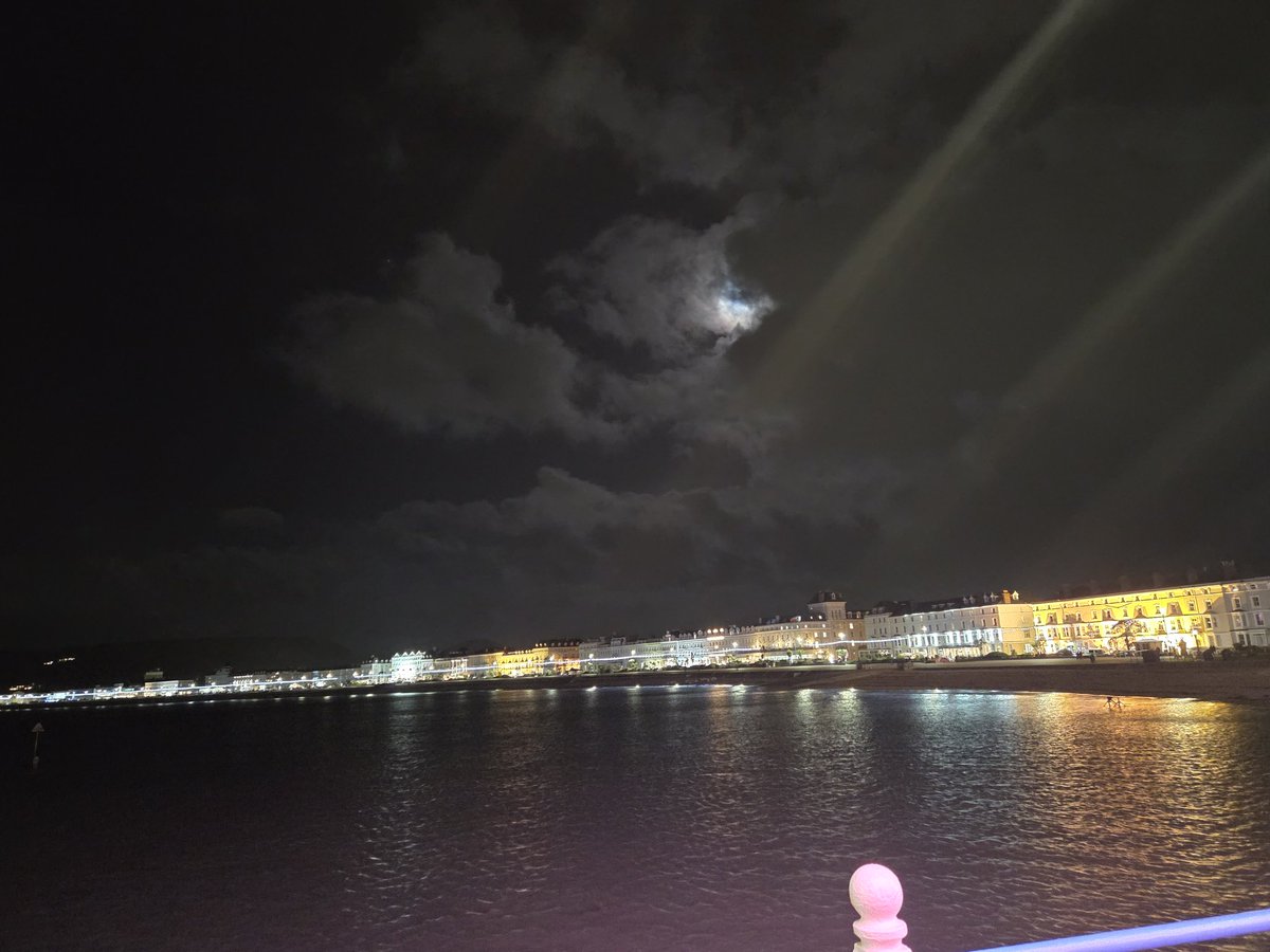 zoemufc's tweet image. Lovely evening in Llandudno tonight 🎡@SteHolywell @Rhysbach09 @Olliebach12