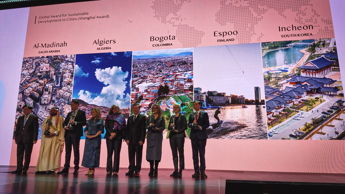 <a href="/CarlosFGalan/">Carlos F. Galán</a> <a href="/HelgaMaRivasAr/">HelgaMa_ Rivas Ardila</a> <a href="/Minvivienda/">Minvivienda</a> <a href="/ElkinVelasquezM/">Elkin Velásquez</a> <a href="/AnacludiaRossb1/">Anacláudia Rossbach</a> <a href="/antonioguterres/">António Guterres</a> <a href="/ONU_es/">Naciones Unidas</a> <a href="/onucolombia/">ONU Colombia 🇺🇳</a> <a href="/habitatbogota/">Secretaría del Hábitat</a> <a href="/Bogota/">Alcaldía de Bogotá</a> <a href="/EdnaElenaVegaR1/">Edna Elena Vega Rangel</a> <a href="/onuhabitat/">ONU HABITAT América Latina y El Caribe</a> <a href="/ferlonardoni/">Fernanda Lonardoni, PhD</a> <a href="/UNHABITAT/">UN-Habitat</a> <a href="/habk/">nguyenhoangha</a> Hoy, a través del <a href="/Shanghai_Award/">Global Award for Sustainable Development in Cities</a> celebramos las ciudades que impulsan la sostenibilidad urbana 🎉 ¡Felicitaciones! a: Medina 🇸🇦, Algiers 🇩🇿, Bogotá 🇨🇴, Espoo 🇫🇮 y Incheon 🇰🇷. Ganadoras de 2025. #DíaMundialdelasCiudades #WorldCitiesDay