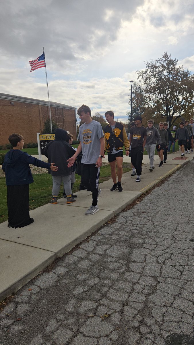 Almost race day! What a great send off from the high school and elementary students today wishing our runners good luck! 

#GoKaders