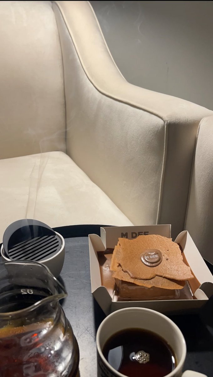 _ill2w's tweet image. ياصغر عقلي سويت قهوه وبخرت ولبست وحطيت مناكير عشان جايني أم دي من الرياض اهخ عشق ❣️❣️❣️❣️❣️❣️❣️