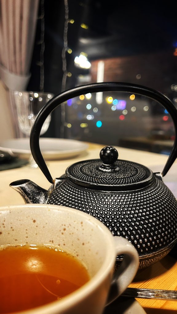 __InSect__'s tweet image. Против своей воли слушаю, как парень раскладывает по-полочкам девушке, как пережить расставание.

Скорей бы машину домыли и свалить отсюда.