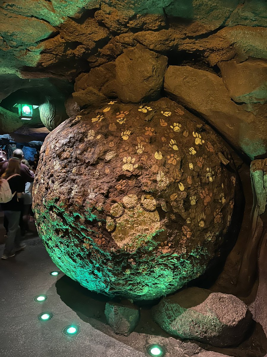 maxunderscorem's tweet image. they turned a massive literal ball of shit into a symbol of peace. i have to laugh.