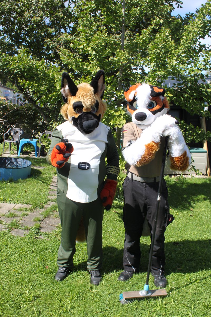 Die lokalen Eingeborenen erklären mir etwas über Gartenarbeit. Ich bleibe lieber beim Erkunden. Lebt lange und in Wohlstand 🖖
#fursuit #Fursiter #furryartist 

✂️ <a href="/Evi1Makers/">EvilMakers🏳️‍⚧️Commissions CLOSED</a> 
🐶 <a href="/CedrictheAussie/">Cedric the Aussie @SWC, CAMP</a> 
📷 <a href="/GSiffrin/">Siffrin g</a>