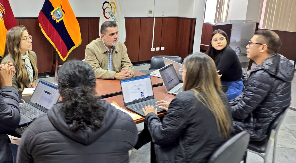 AzuayCJ's tweet photo. #CJEnTerritorio ⚖️

Luego del recorrido por las unidades judiciales de #Azuay, el equipo técnico de la Dirección Nacional de Gestión Procesal se reunió con el Director del @AzuayCJ, Ernesto Robalino, para informar sobre las acciones realizadas durante la visita. https://t.co/lTuetEQhNK