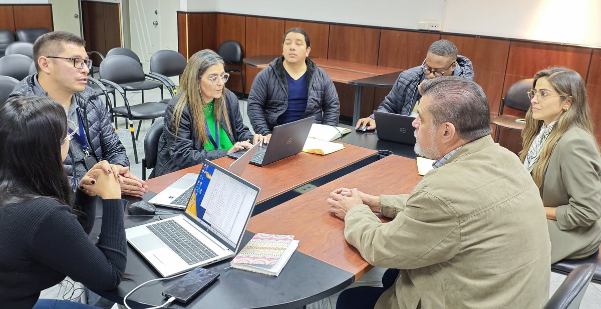 AzuayCJ's tweet photo. #CJEnTerritorio ⚖️

Luego del recorrido por las unidades judiciales de #Azuay, el equipo técnico de la Dirección Nacional de Gestión Procesal se reunió con el Director del @AzuayCJ, Ernesto Robalino, para informar sobre las acciones realizadas durante la visita. https://t.co/lTuetEQhNK