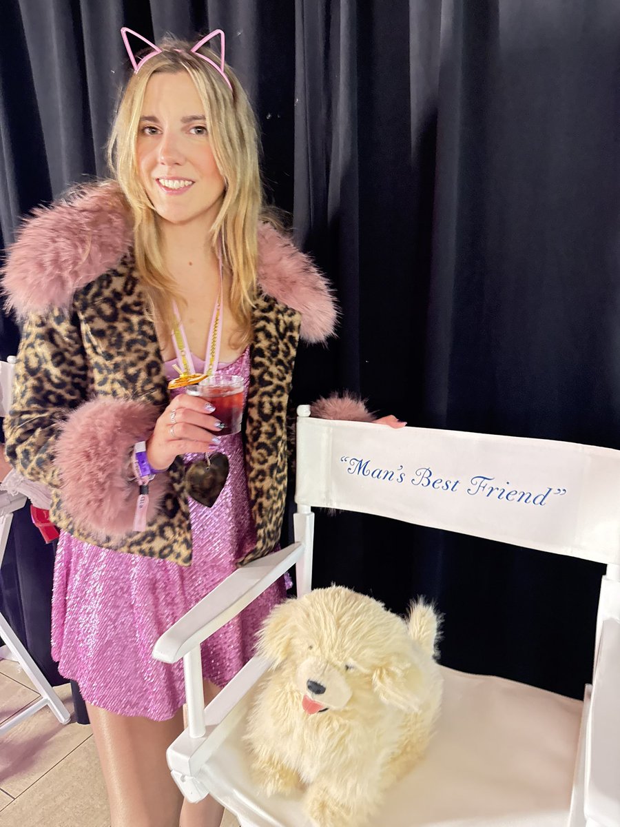 Do you want the house tour? #NYCShortNSweet <a href="/SabrinaAnnLynn/">Sabrina Carpenter</a> <a href="/TeamSabrina/">Team Sabrina 🐾</a>