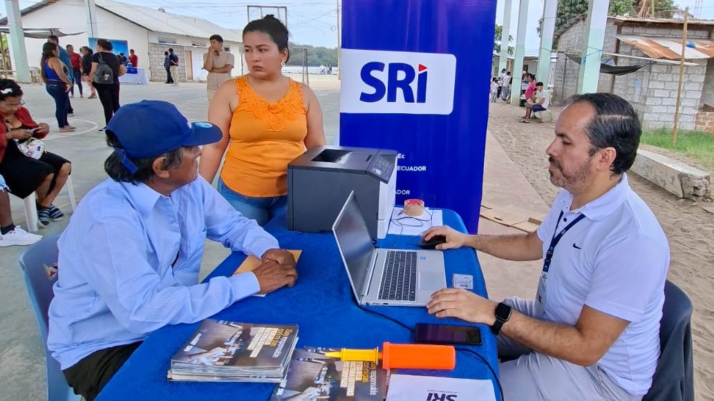 SRIoficialEc's tweet photo. #SRIzonal7

Llegamos a la parroquia Isla Bellavista, cantón #SantaRosa, provincia de #ElOro, para acercar nuestros servicios a la ciudadanía.

Durante la jornada se atendió a 17 personas en trámites de RUC, claves e información tributaria.

#BrigadaMóvilSRI
#ElNuevoEcuador https://t.co/IMgkepuiwK