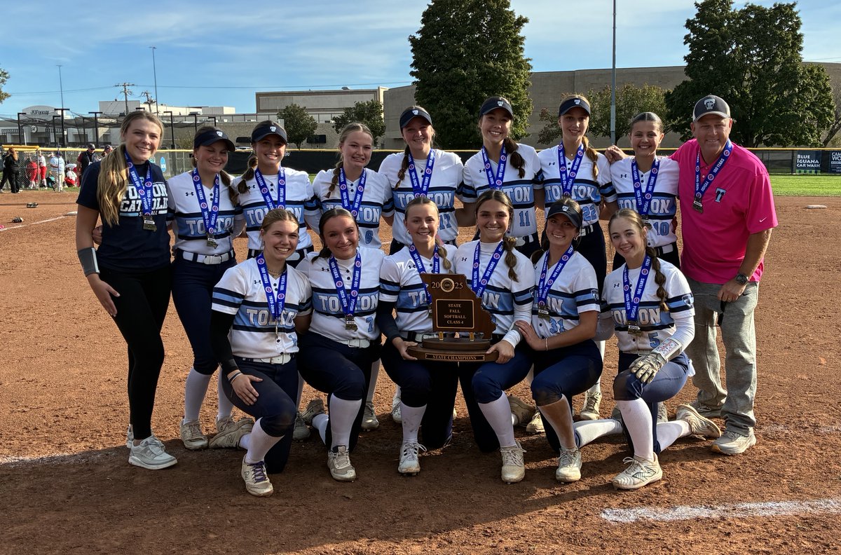 RodKRCG13's tweet image. Back-to-Back State Champions! ⁦@tolton_softball⁩ wins 2-1 in a walk-off over Kearney!