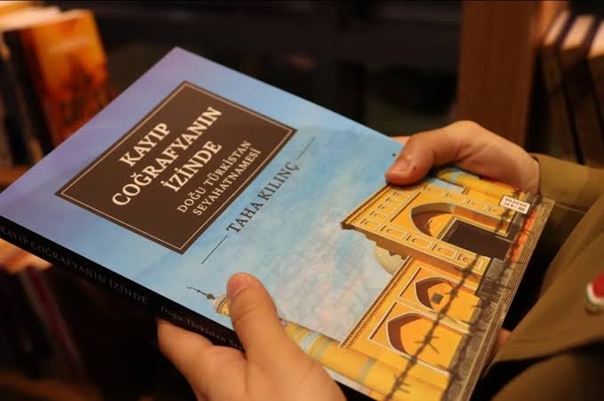 Usta romancı Ali Emre'nin "Kayıp Coğrafyanın İzinde - Doğu Türkistan Seyahatnamesi" hakkındaki değerlendirme yazısı:

fokusplus.com/odak/kayip-cog…