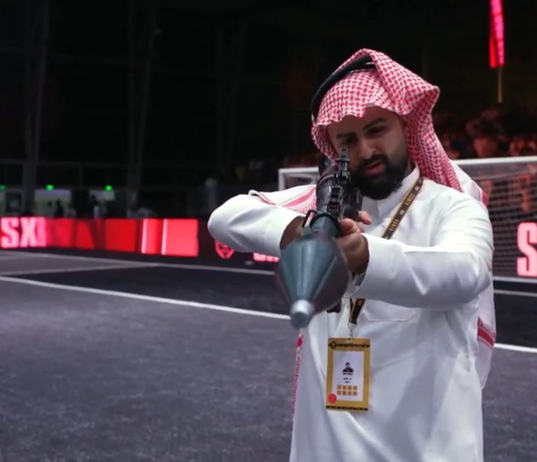 اشوف العتاد تاخر طلع ماخذه معه